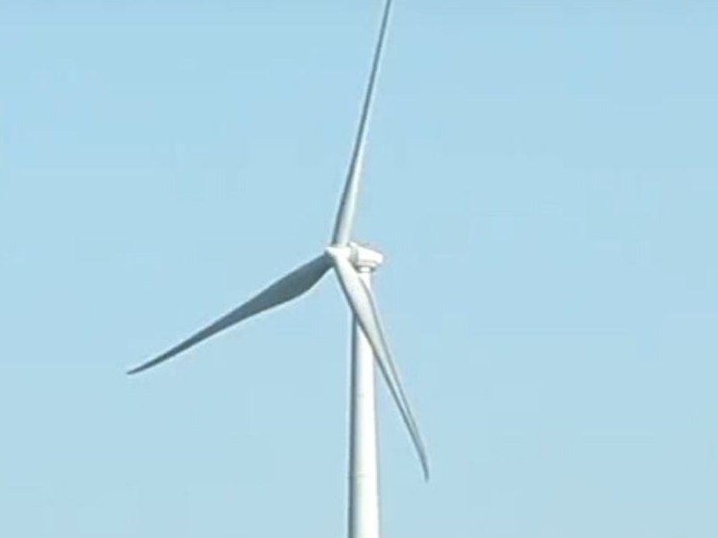 De Lagerwey L136 in het open polderlandschap, rotor en naaf van dichtbij.