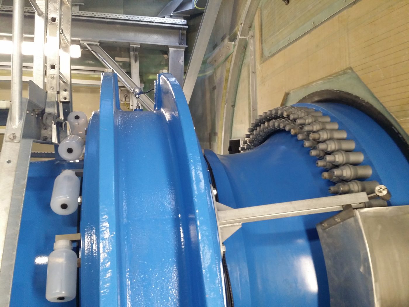 Aandrijflijn van een 2B-Energy-turbine in de werkplaats: naaf, boutflens en lagerhuis.
