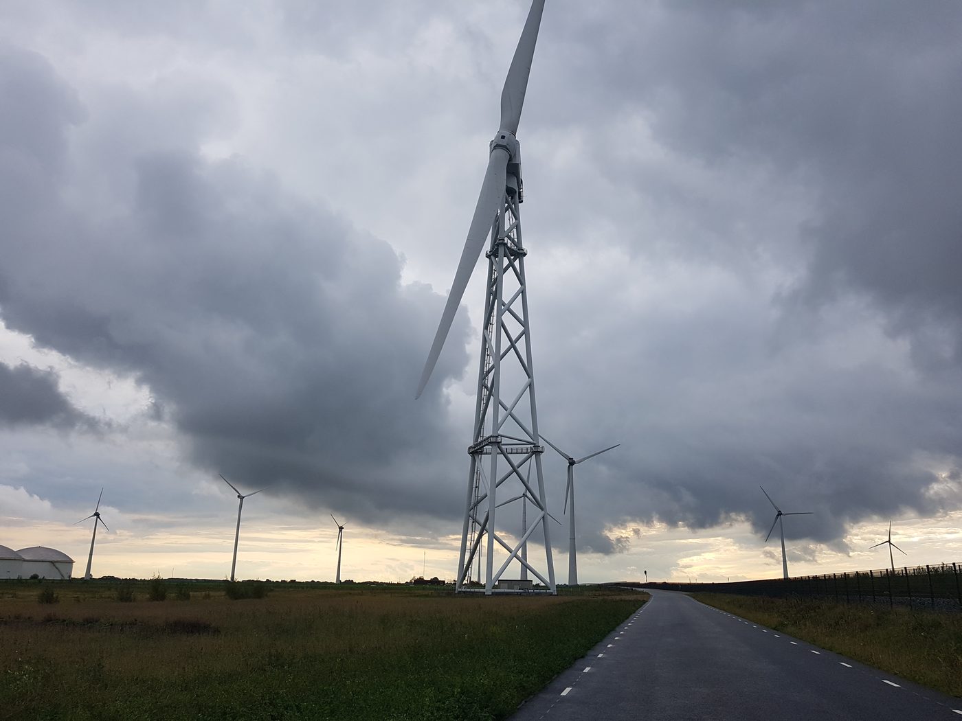 De twee-bladige downwind-turbine van 2B-Energy op zijn vakwerkmast in de Eemshaven, onder een zware lucht.