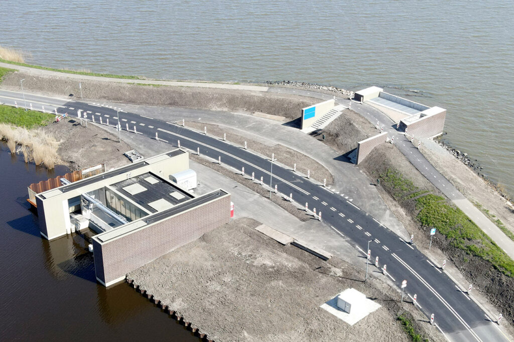 Aerial van een sluiscomplex: procesinstallatie in operationele context