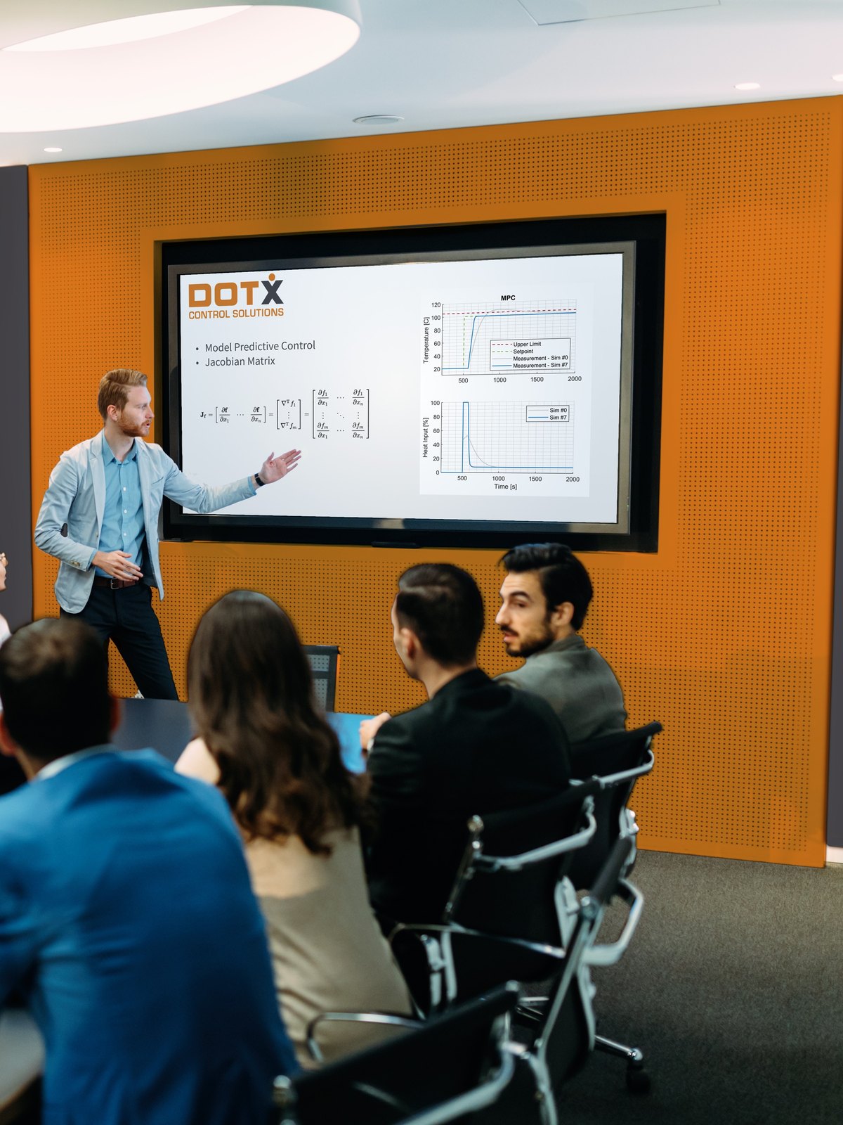 Regeltechniek-training in de DotX-vergaderruimte: presentatie over Model Predictive Control voor een groep cursisten